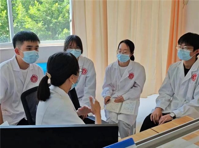 从“医员工”到“医生”—— K1体育“全科心·海岛情”暑期实践队开展沉浸式职业医生体验