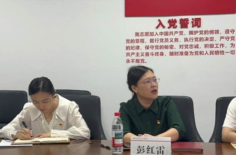 一群人坐在桌子前 AI 生成的内容可能不正确。